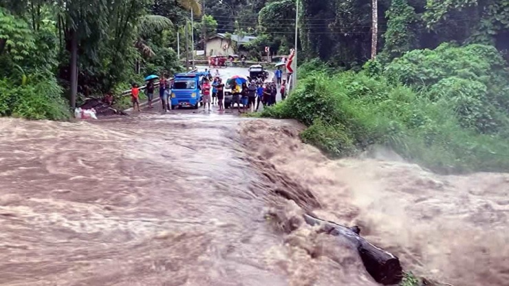 Lũ lụt dữ dội đã nhấn chìm một con đường tại Barangay Batasan ở Makilala, Cotabato - Philippines. Ảnh: Inquirer