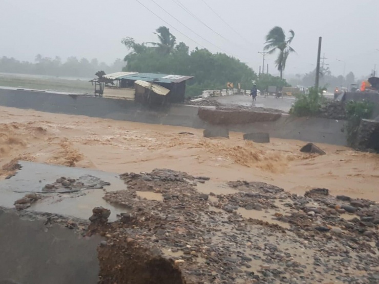 Lũ lụt nghiêm trọng ở Tiwi, Albay do bão Trami. Ảnh: Inquirer