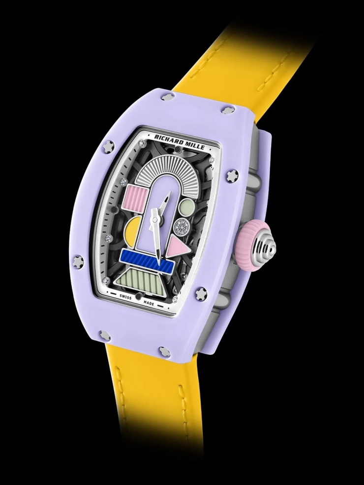 Đắt đỏ nhất trên set đồ của Mina Phạm là chiếc đồng hồ Richard Mille RM 07-01 Automatic Winding Coloured Ceramics màu Lavender Pink, được rao bán ở mức 265.000 USD (hơn 6,7 tỷ đồng) trên Icebox, trong khi một số đơn vị bán lẻ tại Việt Nam yết giá hơn 7 tỷ đồng.