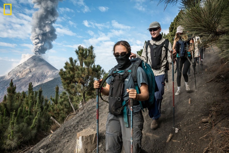 Năm 2025, du khách có thể tham gia trải nghiệm ngắm nhìn núi lửa Volcán de Fuego (Guatemala), cao 3.763 m và là một trong những ngọn núi lửa hoạt động tích cực nhất trên thế giới hiện nay. Ảnh: Peter Fisher.