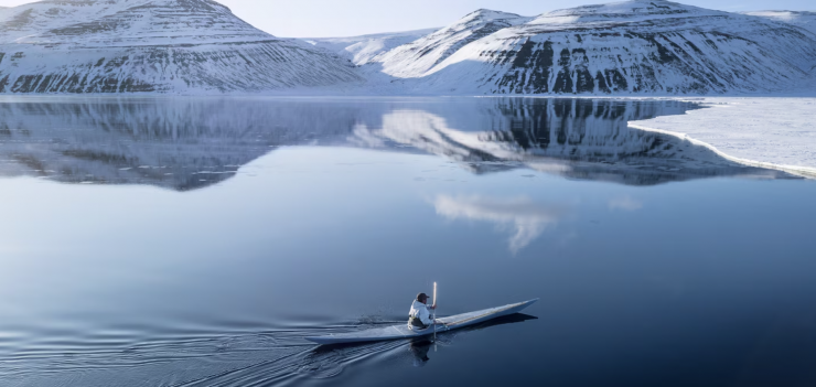 Greenland là băng đảo lớn nhất thế giới nằm trong vùng khí hậu Bắc cực, do đó nơi này rất khó tiếp cận. Tuy nhiên, nhờ việc có sân bay quốc tế mới tại thủ đô Nuuk và các chuyến bay đến Bắc Mỹ, đã giúp hòn đảo lớn nhất thế giới này dễ tiếp cận hơn trong năm 2025. Ảnh: Kiliii Yuyan.