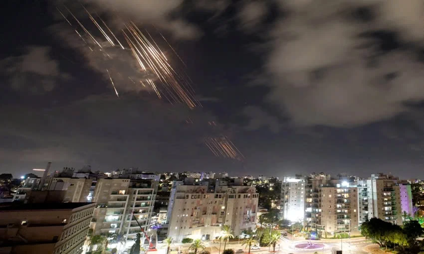 Hệ thống phòng không Vòm Sắt (Iron Dome) của Israel đánh chặn tên lửa của Iran hôm 1-10. Ảnh: REUTERS