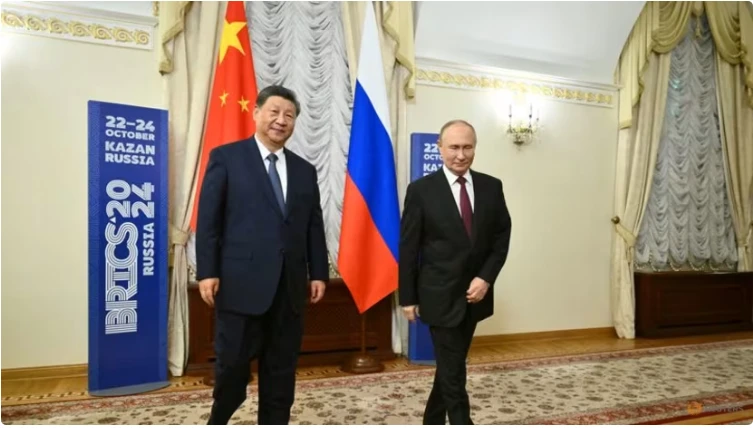 Tổng thống Nga Vladimir Putin (phải) và Chủ tịch Trung Quốc Tập Cận Bình gặp bên lề Hội nghị thượng đỉnh BRICS tại Kazan (Nga) ngày 22-10. Ảnh: BRICS-RUSSIA2024.RU/REUTERS