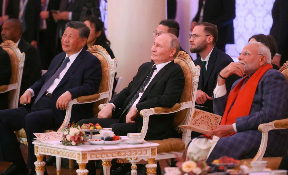 (Từ trái qua): Chủ tịch Trung Quốc Tập Cận Bình, Tổng thống Nga Vladimir Putin và Thủ tướng Ấn Độ Narendra Modi tham dự buổi hòa nhạc trước bữa tối thân mật bên lề Hội nghị thượng đỉnh BRICS tại Kazan (Nga) ngày 22-10. Ảnh: REUTERS