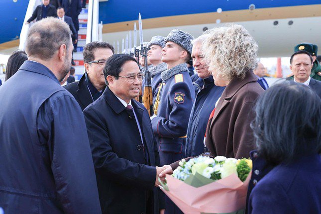 Thủ tướng Phạm Minh Chính đến thành phố Kazan (Liên bang Nga), bắt đầu chuyến tham dự Hội nghị các Nhà lãnh đạo Nhóm BRICS mở rộng.