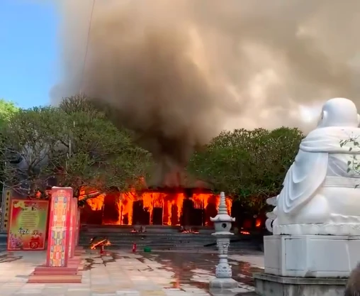 Nhưng sáng nay, 23-10, như PLO đã đưa tin, tại chùa Phổ Quang đã xảy ra đám cháy lớn. Ảnh: CTV