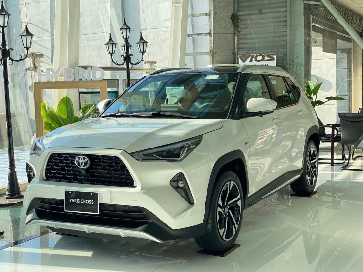 3. Toyota Yaris Cross 2024 là dòng SUV hạng B, thiết kế 5 chỗ ngồi, có giá niêm yết thấp nhất từ 650 triệu đồng. Thiết kế xe táo bạo, mang lại vẻ ngoài cao cấp cùng những đường nét sắc sảo, mạnh mẽ và nội thất thể thao. Khoang nội thất xe rộng rãi, có nhiều trang bị hiện đại. Động cơ 2NR-VE 1.5L kết hợp với hộp số D-CVT 7 cấp giúp Yaris Cross vận hành nhạy bén và mượt mà.