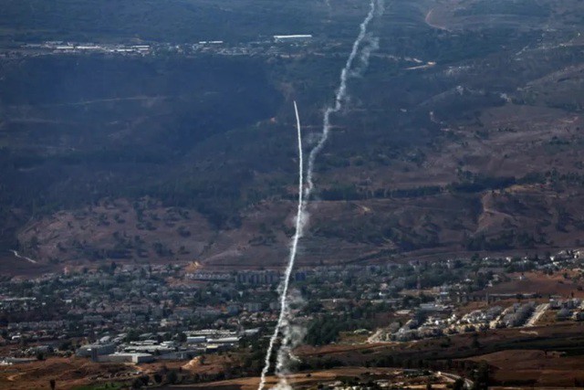 Hệ thống phòng không của Israel hoạt động khi tên lửa từ miền Nam Lebanon bắn về phía Bắc Israel vào ngày 23-10. Ảnh: EPA