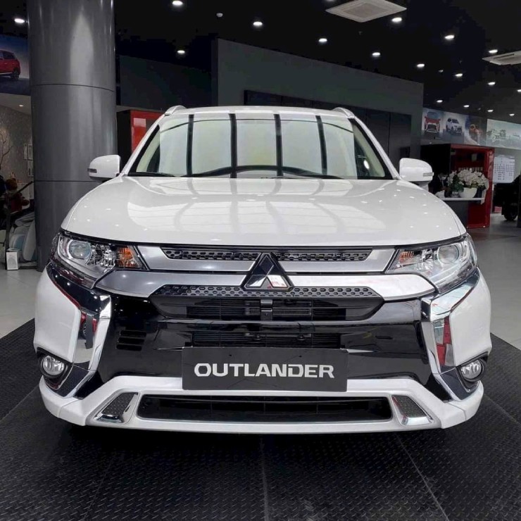 Mitsubishi Outlander 2024  được phân phối tại thị trường Việt Nam với 3 phiên bản khác nhau: Outlander 2.0 CVT có giá niêm yết 825 triệu đồng; Outlander 2.0 CVT Premium có giá niêm yết 950 triệu đồng; và Outlander 2.4 CVT Premium có giá niêm yết 1,1 tỷ đồng. Xe cũng có nhiều phiên bản màu sắc tùy chọn. 
