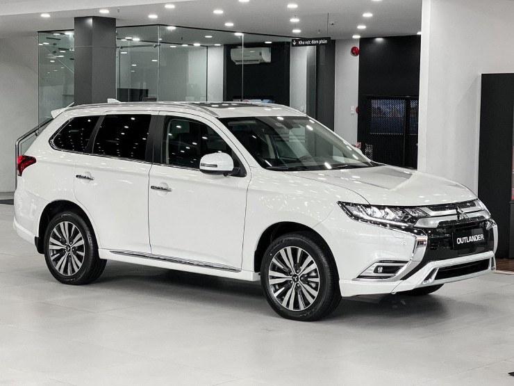 Mitsubishi Outlander 2024 facelift mới hiện nay&nbsp;ứng dụng ngôn ngữ thiết kế Dynamic Shield làm toát lên phong cách thể thao, năng động đặc trưng. Ảnh:&nbsp;Outlander 2024 bản màu Trắng.&nbsp;
