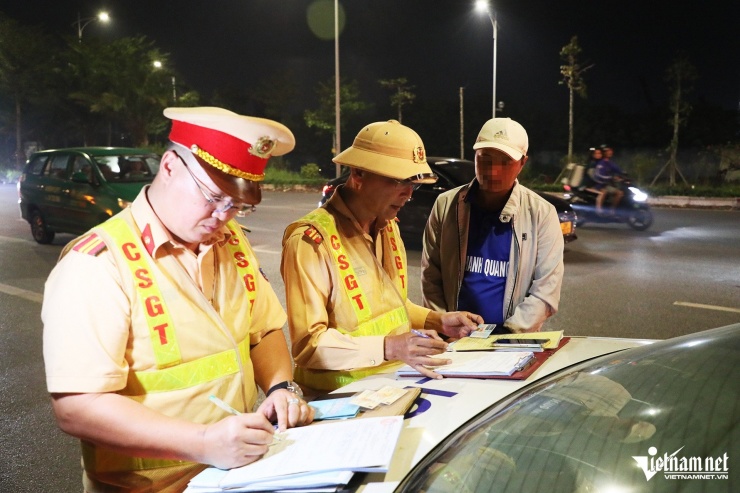 Hà Nội xử lý nghiêm tình trạng xe đầu kéo vượt đèn đỏ để đảm bảo an toàn giao thông