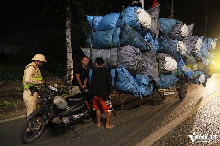 CSGT Hà Nội hoá trang ghi hình, hàng loạt xe đầu kéo nhận trát phạt trong đêm - 7