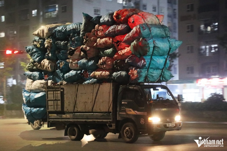 CSGT Hà Nội hoá trang ghi hình, hàng loạt xe đầu kéo nhận trát phạt trong đêm - 10