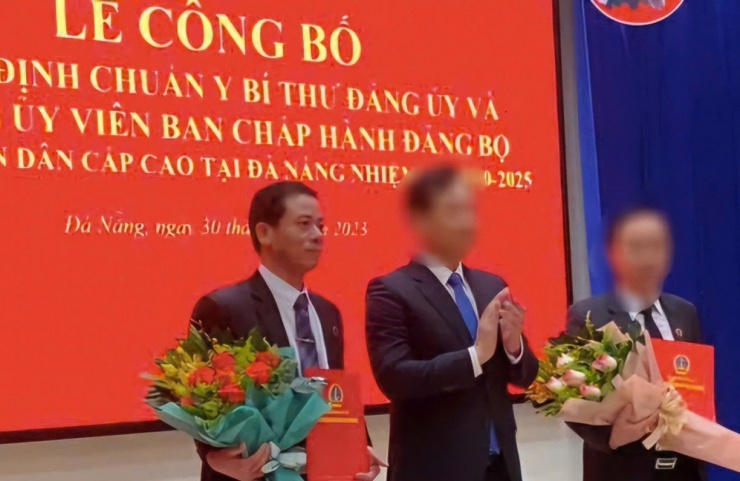 Ông Phạm Việt Cường, Phó Chánh án TAND Cấp cao tại Đà Nẵng (ngoài cùng bên trái). Ảnh: PLO.