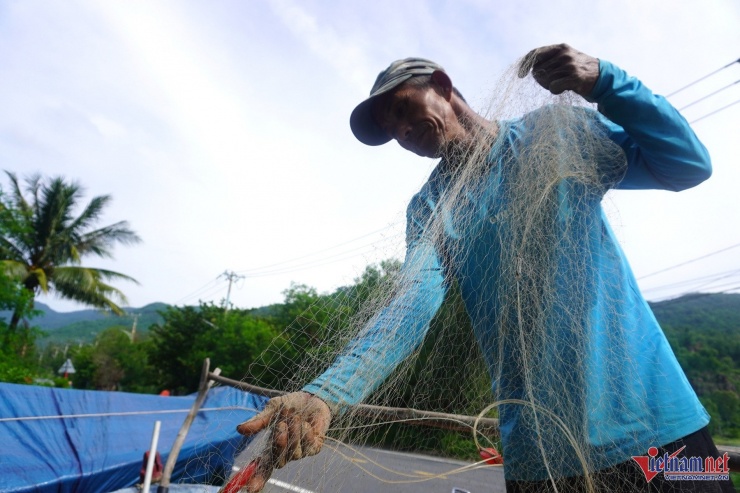 Ông Trần Văn Ba gom ngư cụ đưa về nhà. Ảnh: Hồ Giáp