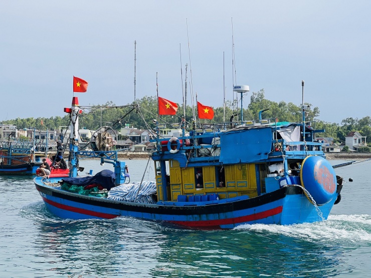 Các tàu cá ngư dân Quảng Ngãi quay về bờ bán cá '"chạy bão".