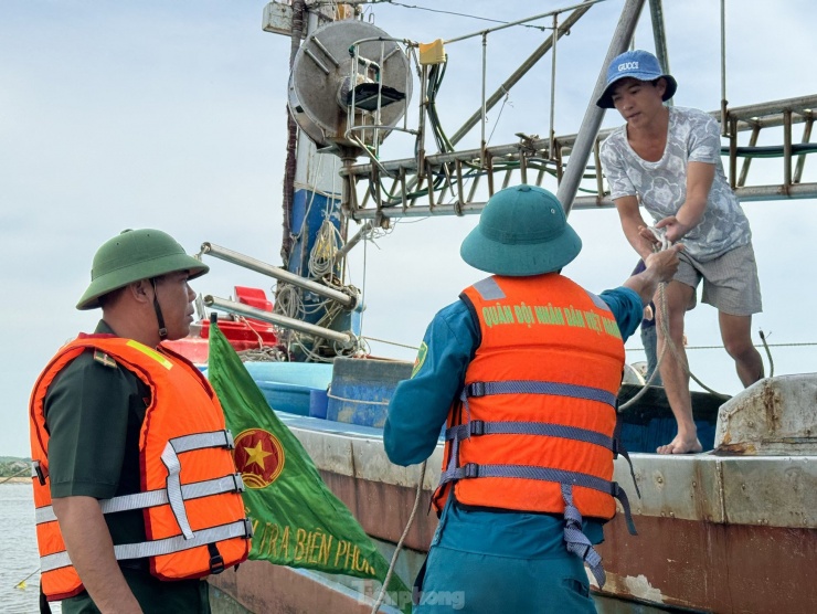 BĐBP Quảng Ngãi kêu gọi tàu thuyền vào nơi tránh trú an toàn.