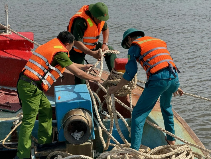 Lực lượng BĐBP Quảng Ngãi giúp người dân neo đậu tàu thuyền.