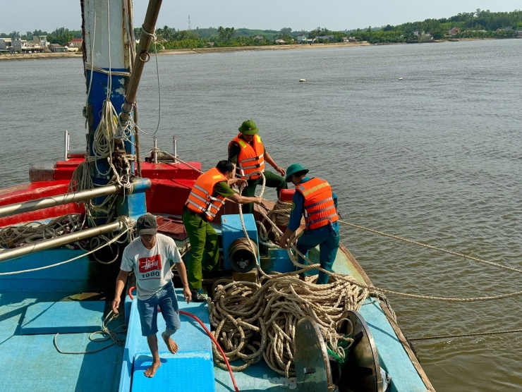 Ngư dân Quảng Ngãi bỏ dở phiên biển, hối hả về bờ bán cá chạy bão - 9