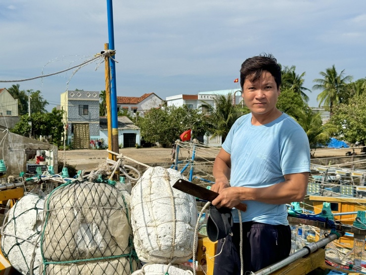 Ngư dân kiểm tra lại máy móc ngư lưới cụ trên tàu.