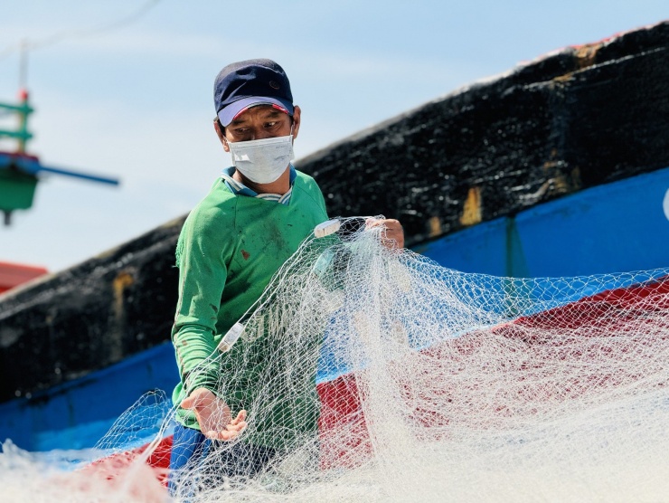 Ngư dân tranh thủ thu gom ngư lưới cụ.