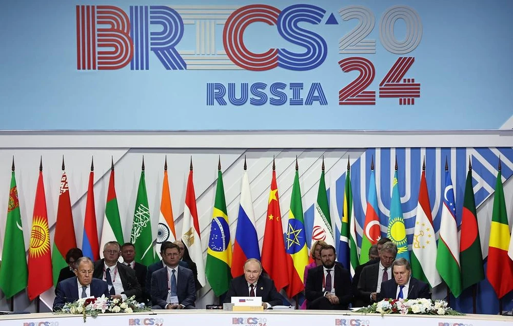 Tổng thống Nga Vladimir Putin (giữa) tại hội nghị thượng đỉnh BRICS hôm 23-10. Ảnh: TASS