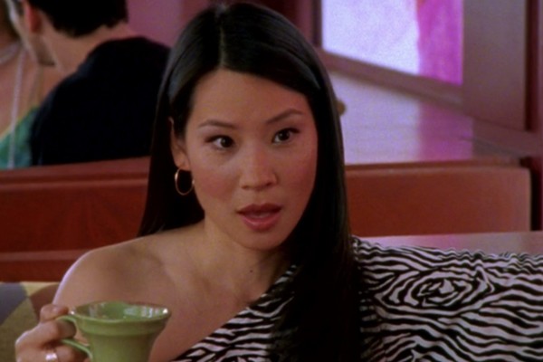 Lucy Liu xuất hiện trong "Sex and the City" với cương vị khách mời ở mùa 4. Trước đó, người đẹp đã nổi tiếng và được khán giả Việt biết đến nhiều hơn với vai chính trong "Những thiên thần của Charlie". Ngoài đời thực, Lucy Liu được biết đến là mỹ nhân có tính cách mạnh mẽ và độc lập.