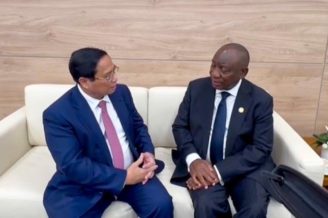 Thủ tướng Phạm Minh Chính trong cuộc gặp Tổng thống Nam Phi Cyril Ramaphosa. Ảnh: VGP.