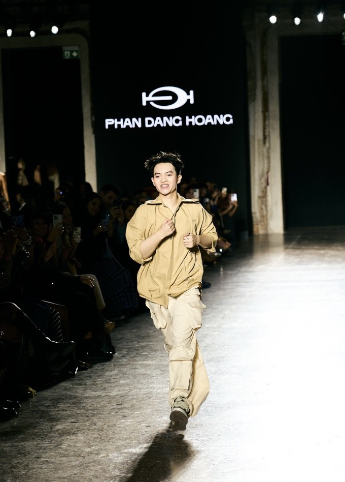 Khoảnh khắc Phan Đăng Hoàng chào kết show tại Milan Fashion Week 2025. Ảnh: Nhân vật cung cấp