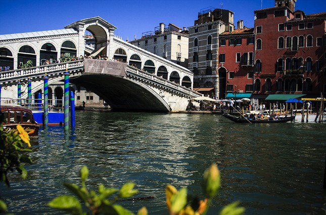 Cầu đá Rialto trên kênh Grand Canal.