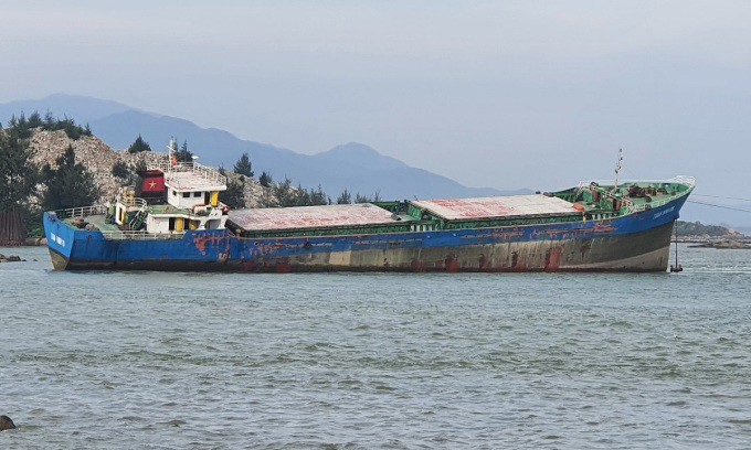 Tàu hàng trôi dạt hơn 1 km, mắc vào bãi đá do bão Trà Mi