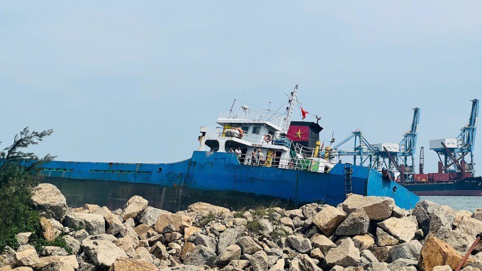 Tàu hàng trôi dạt hơn 1 km, mắc vào bãi đá do bão Trà Mi