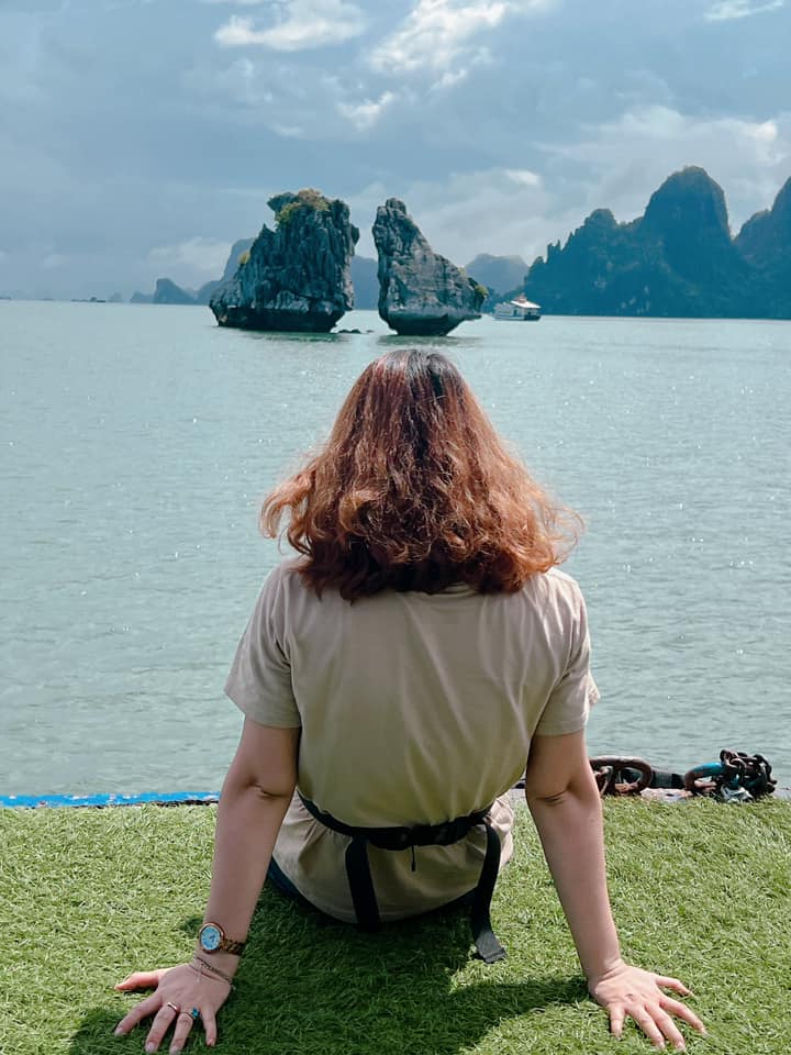 Cô đã đi qua hàng chục tỉnh thành, và đây là phút giây thư thái trước biểu tượng của Vịnh Hạ Long – hòn trống mái.