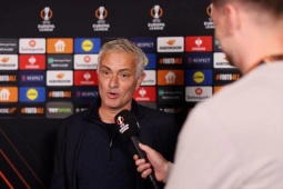 HLV Mourinho nhận thẻ đỏ trong ngày tái ngộ MU, nói gì sau trận đấu?