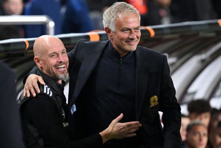 HLV Mourinho và Ten Hag tươi cười với nhau