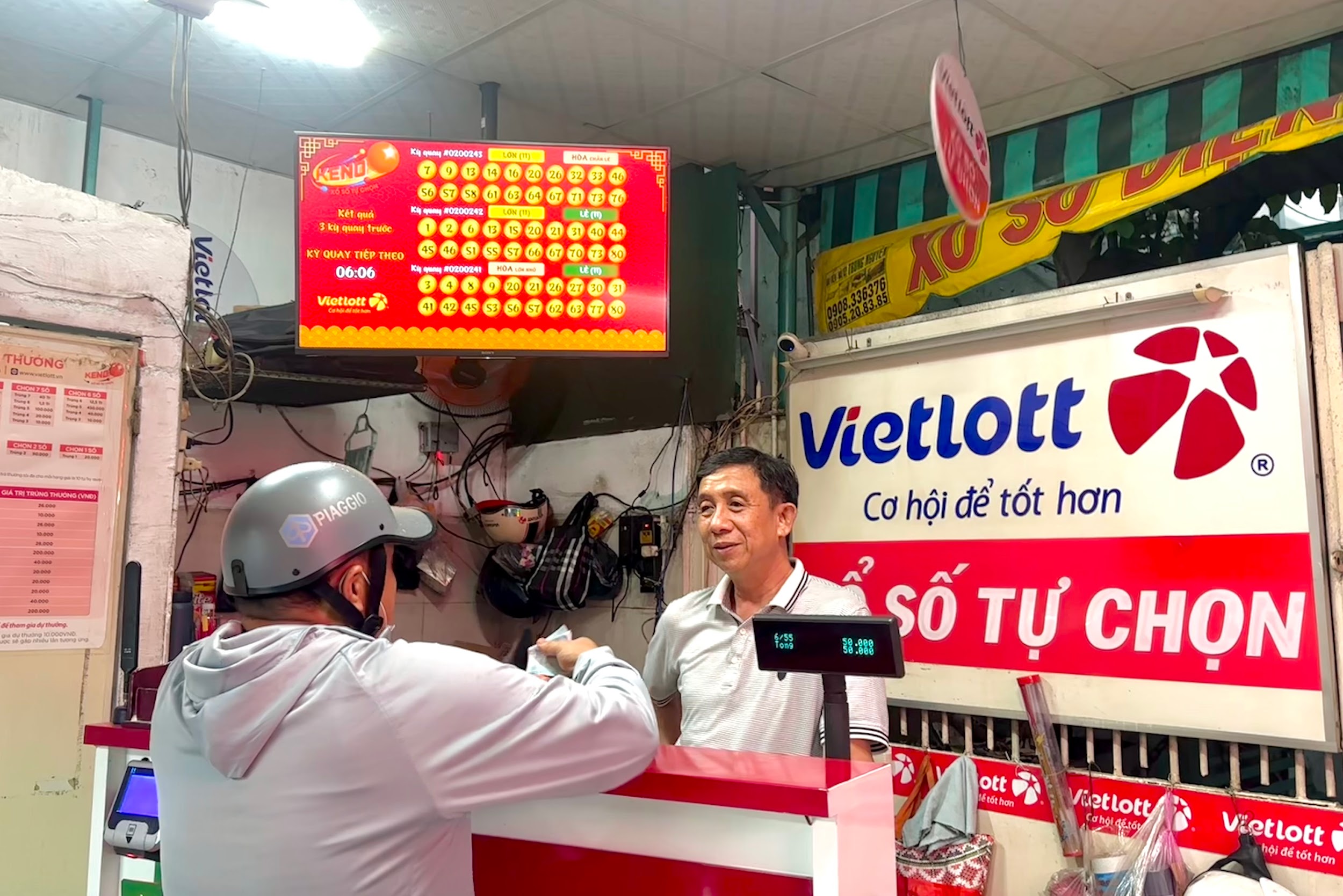 Ông Trần Hồng Đệ - chủ điểm cửa hàng đã bán vé trúng giải Jackpot 2 trị giá gần 8 tỷ đồng của kỳ quay ngày 24/10.