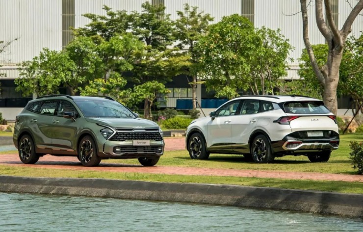 KIA Sportage là dòng xe SUV có rất nhiều phiên bản lựa chọn. Hiện tại xe có các phiên bản: Sportage 2.0G Luxury giá niêm yết 779 triệu đồng, Sportage 2.0G Premium giá niêm yết 819 triệu đồng, Sportage 2.0G Signature X-Line giá niêm yết 899 triệu đồng, Sportage 2.0G Signature giá niêm yết 919 triệu đồng, Sportage 2.0D Signature X-Line và Signature đồng giá 939 triệu đồng, Sportage 1.6T Signature AWD X-Line giá 999 triệu đồng, và Sportage 1.6T Signature AWD giá 994 triệu đồng. 
