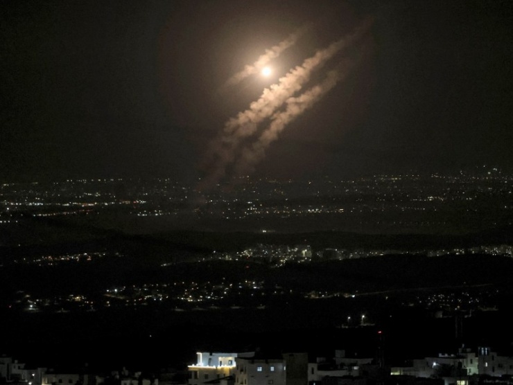 Vệt sáng trên bầu trời Tehran do cuộc tấn công của Israel. Ảnh Getty Images.&nbsp;