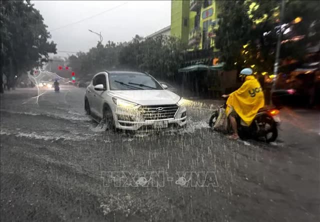 Không khí lạnh tràn về miền Bắc, gây mưa lớn và rét đậm