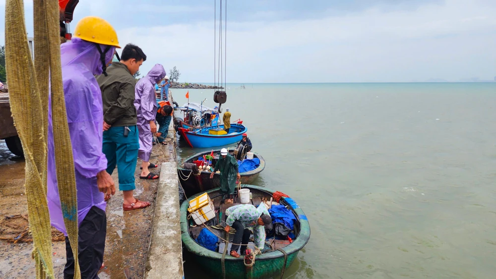 Đưa thuyền, thúng lên bờ tránh bão Trà Mi tại Đà Nẵng