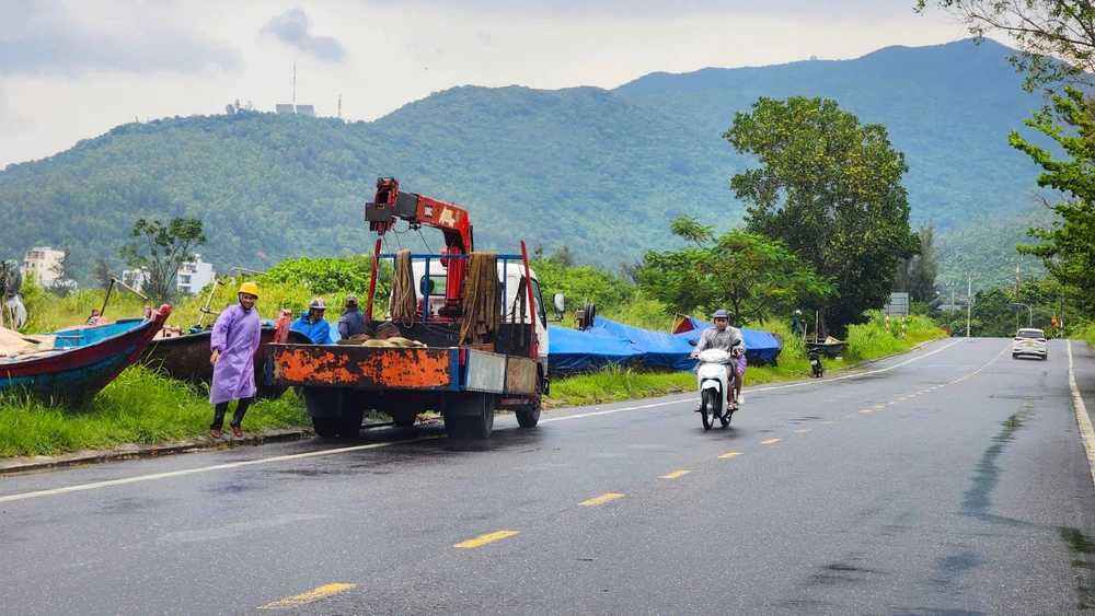 Đưa thuyền, thúng lên bờ tránh bão Trà Mi tại Đà Nẵng