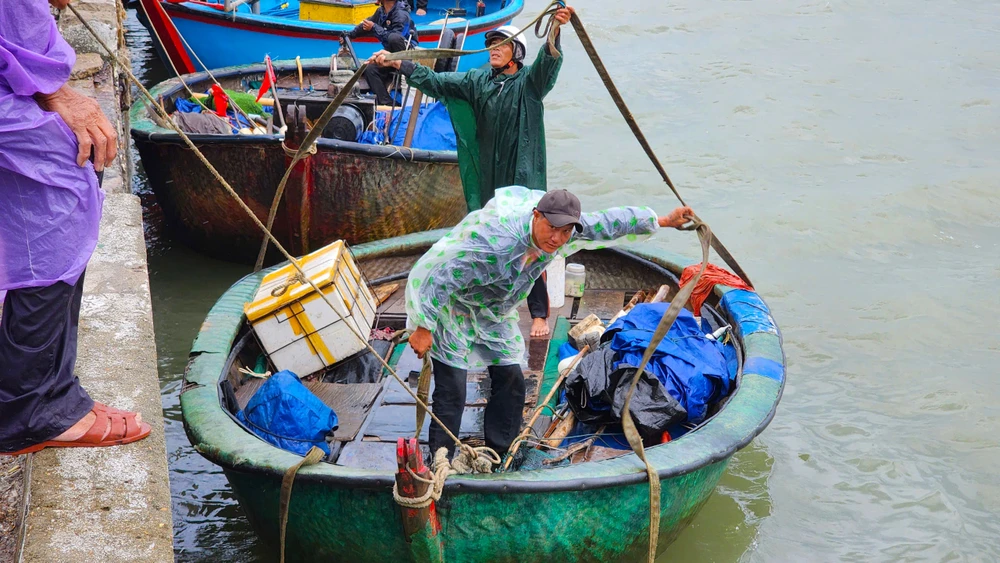 Đưa thuyền, thúng lên bờ tránh bão Trà Mi tại Đà Nẵng