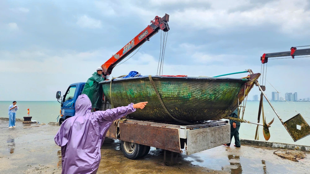 Đưa thuyền, thúng lên bờ tránh bão Trà Mi tại Đà Nẵng