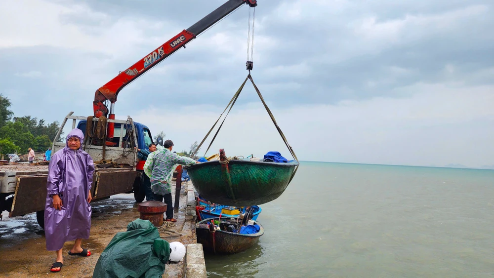 Đưa thuyền, thúng lên bờ tránh bão Trà Mi tại Đà Nẵng