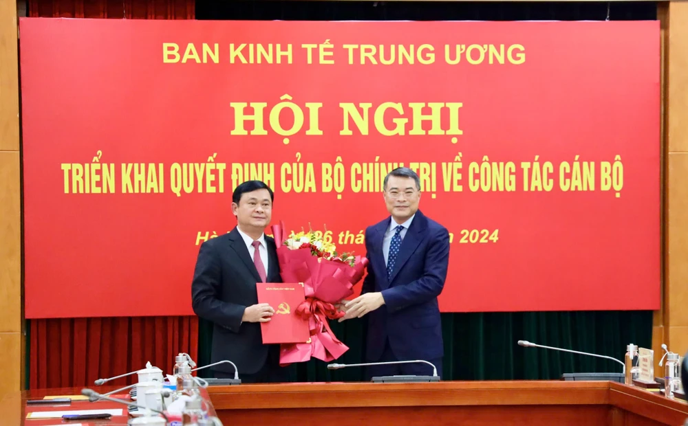 Trưởng Ban Tổ chức Trung ương Lê Minh Hưng, trao quyết định của Bộ Chính trị cho ông Thái Thanh Quý. Ảnh: TTXVN