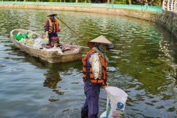 Hồ Tây ô nhiễm nặng nề do tình trạng cá chết hàng loạt