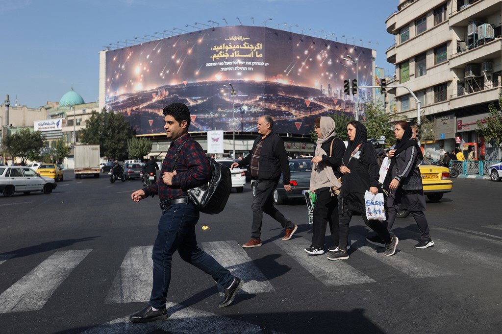 Đường phố ở Tehran vẫn tấp nập sau vụ tập kích của Israel (ảnh: Reuters)