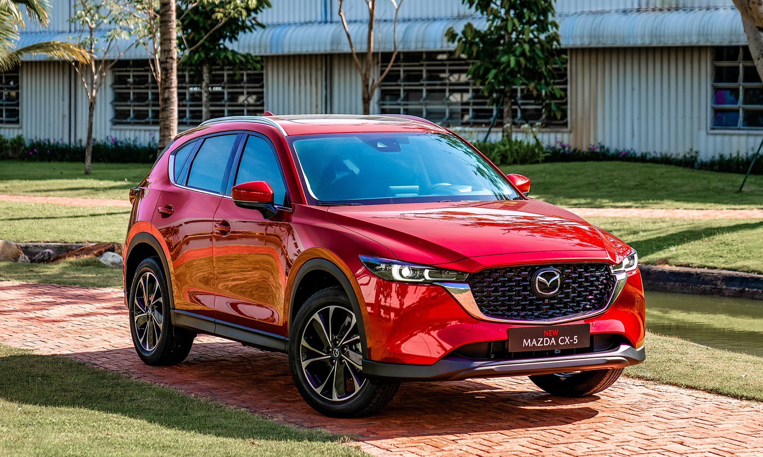 Mazda CX-5 gây ấn tượng với vẻ ngoài sang trọng và lịch lãm.