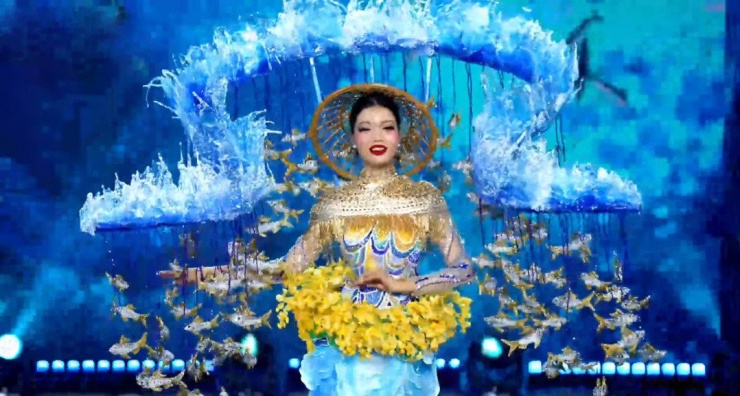 Á hậu 3 Miss Grand Vietnam 2023 - Lâm Bích Tuyền mang hình ảnh mùa nước nổi quen thuộc ở các tỉnh thành Đồng bằng sông Cửu Long lên sân khấu.