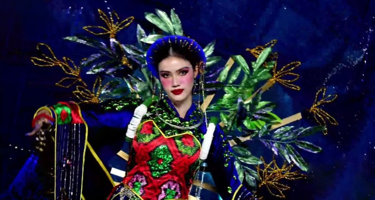 Á hậu 2 Miss Grand Vietnam 2023 - Trương Quí Minh Nhàn mang đến vẻ đẹp của văn hóa dân tộc Tày qua bộ trang phục được làm từ những tấm vải chàm truyền thống.